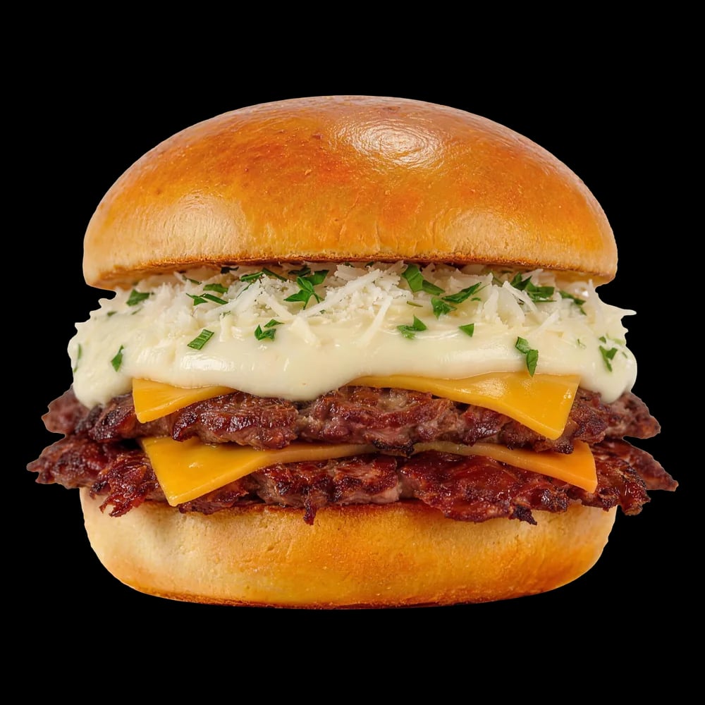 Alfredo Burger: Doppio patty di manzo, American cheese, Alfredo Sauce, Parmigiano Reggiano DOP 24 mesi, prezzemolo.