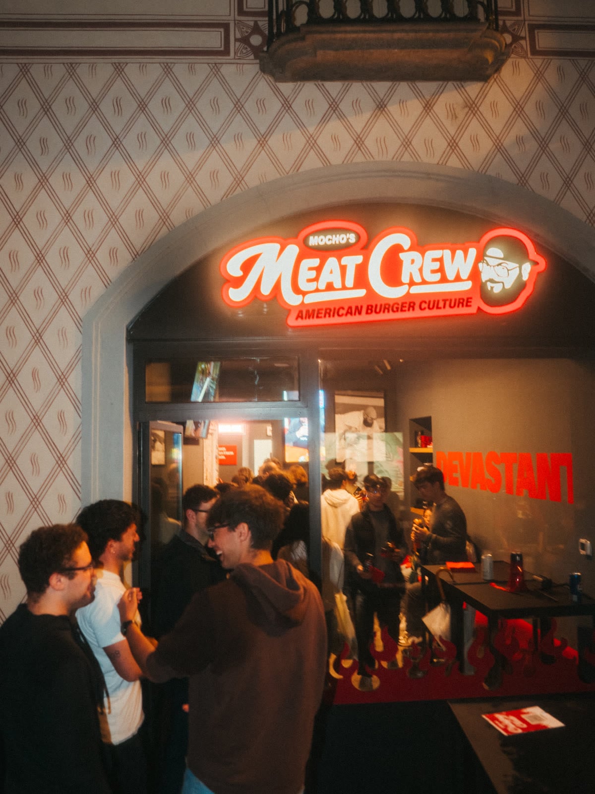 La gente in fila sotto l'insegna di Meat Crew in Via Cesare Cantù, a Como