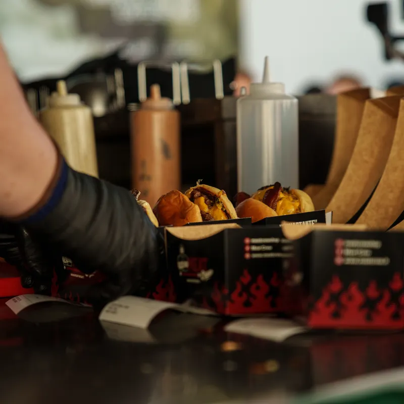I burger nei box sul bancone del truck, pronti da servire