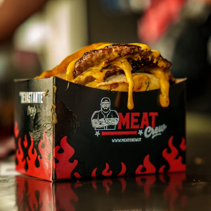 Un double smash col formaggio che cola, nel box DEVASTANTE di Meat Crew